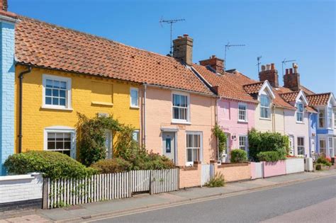 zoopla house valuations by postcode.